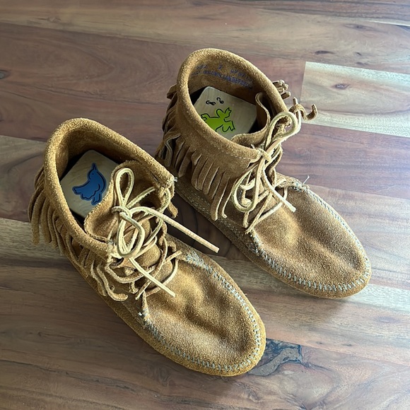Minnetonka Ankle Hi “Tramper” Brown Suede Fringe Boots, Size 7 - Picture 2 of 10